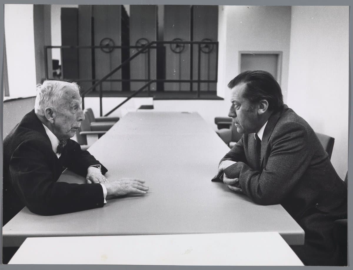 Vincent Willem van Gogh en Emile Meijer aan een overlegtafel